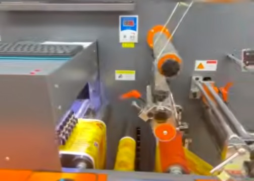 Firma Xinsen Packaging pracuje z pełną wydajnością, aby realizować zamówienia na niestandardowe etykiety samoprzylepne
