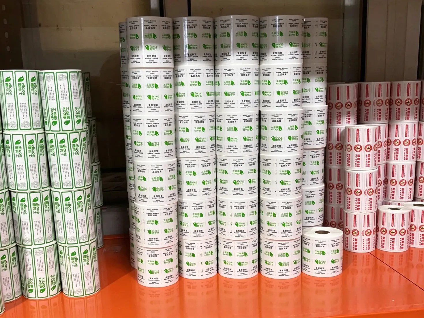 W jaki sposób szybka sztanca firmy Xinsen Packaging poprawia wydajność produkcji naklejek z plombami?