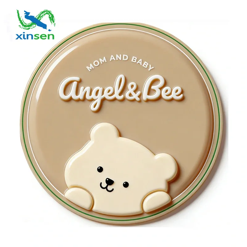 Etykieta z plastikową zabawką